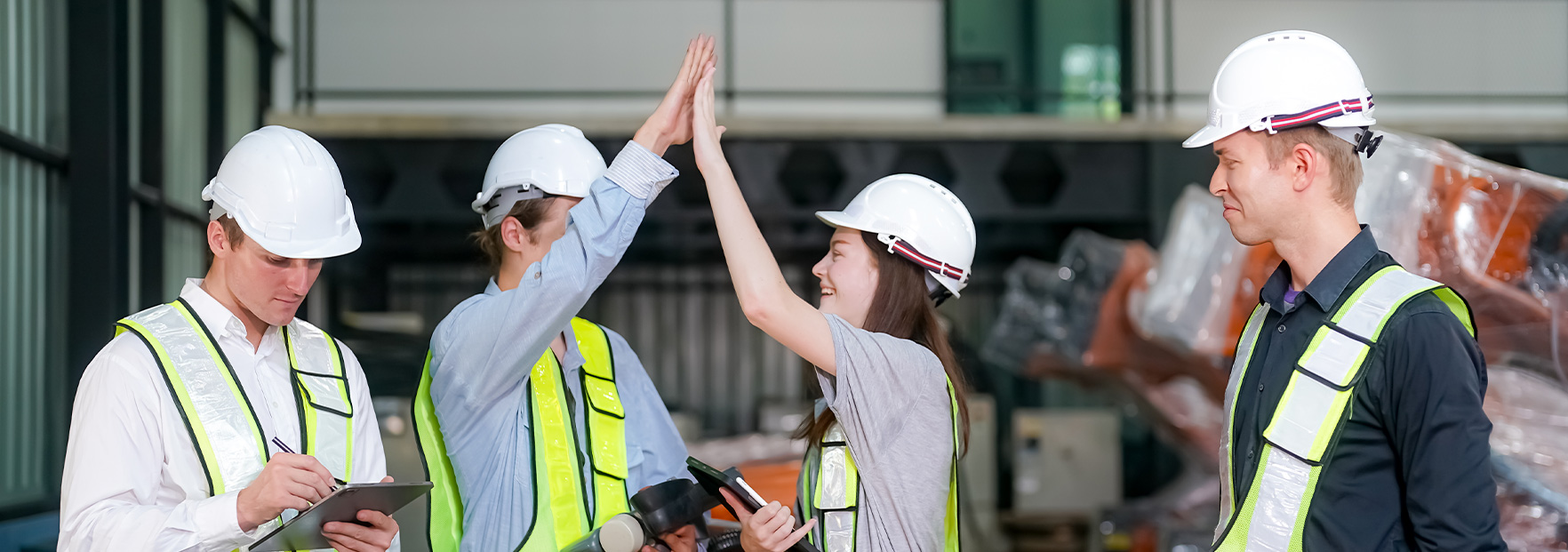 Teamarbeit in der Industrieautomation bei GLÜCK Industrie-Elektronik mit Fokus auf E²MS Elektronikfertigung und technische Projektabstimmung.