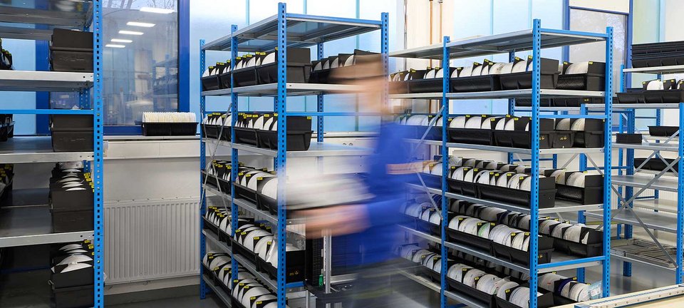 Bauteillager mit SMD Bauteilrollen bei GLÜCK Industrie-Elektronik für die E²MS Elektronikfertigung und Serienproduktion.