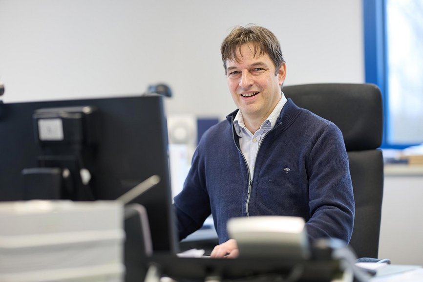 Geschäftsführer Thorsten Glück im Büro der GLÜCK Industrie-Elektronik als Ansprechpartner für E²MS Elektronikentwicklung und Fertigung.