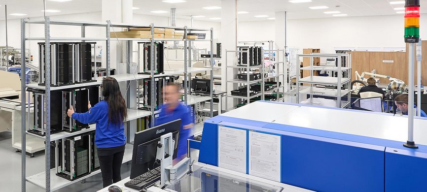 Produktionshalle der GLÜCK Industrie-Elektronik mit SMT Bestückung, Baugruppenmontage und E²MS Serienfertigung.