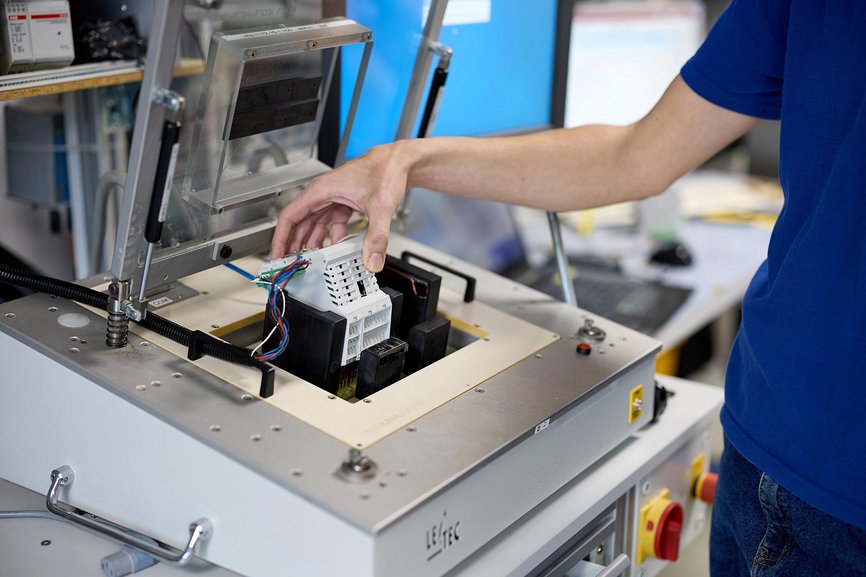 Funktionstest eines Elektronikmoduls in der Serienfertigung bei GLÜCK Industrie-Elektronik im Bereich E²MS und Gerätebau.