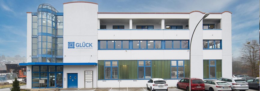 Firmengebäude der GLÜCK Industrie-Elektronik am Unternehmensstandort mit Verwaltung und Elektronikfertigung.